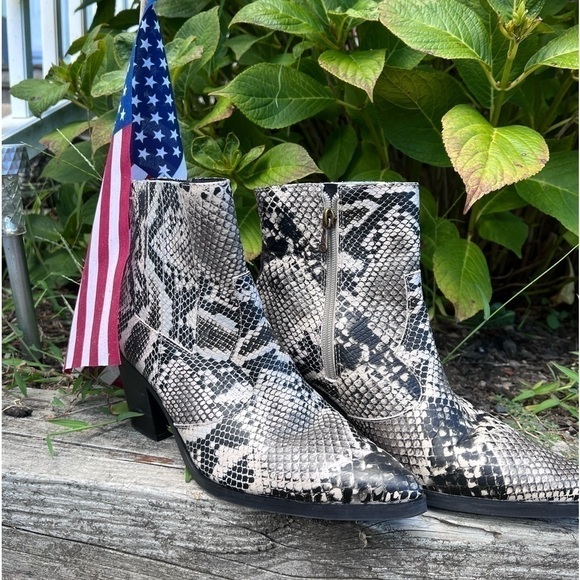 𝅺BLONDO VELLA BOOTIE (B7120) Size 9.5